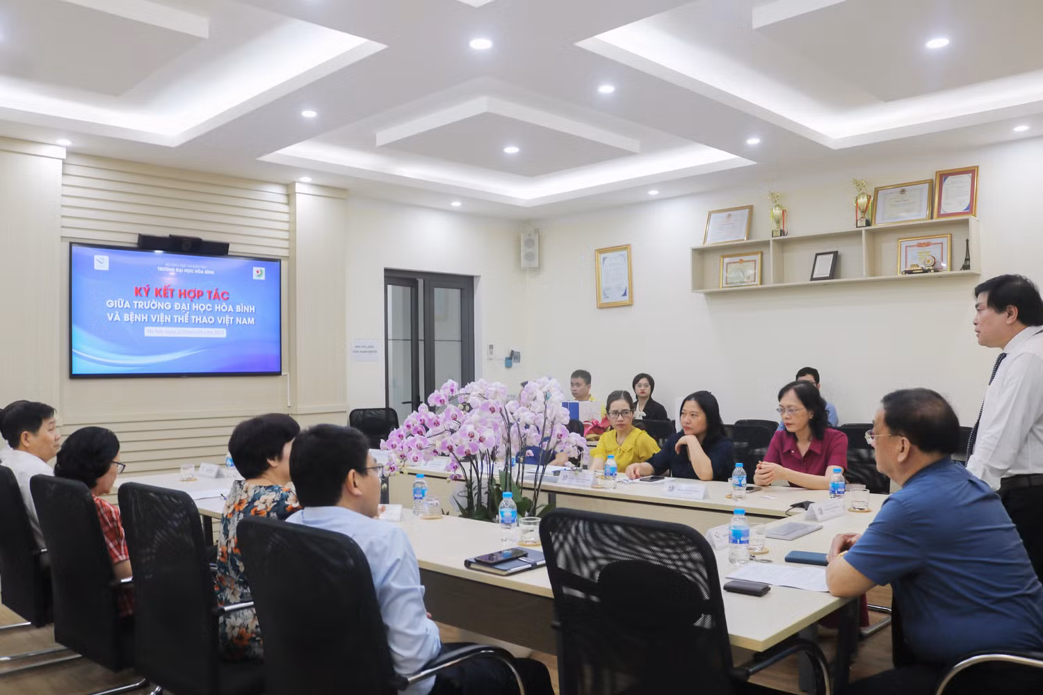Toàn cảnh lễ kí kết. Ảnh: DN