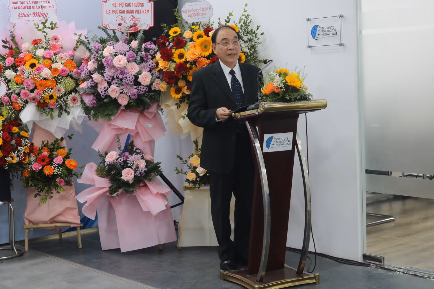 Tiến sĩ Nguyễn Huy Chương - Viện trưởng Viện Nghiên cứu và Phát triển Tri thức số phát biểu tại lễ ra mắt. Ảnh: DN Tiến sĩ Nguyễn Huy Chương - Viện trưởng Viện Nghiên cứu và Phát triển Tri thức số phát biểu tại lễ ra mắt. Ảnh: DN