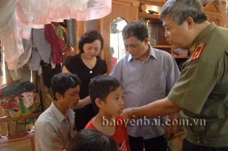Lãnh đạo cơ quan, ban, ngành tỉnh Yên Bái thăm hỏi gia đình nạn nhân (ảnh: Báo Yên Bái)