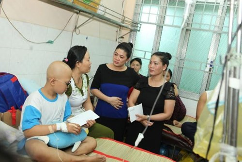 Bà Đỗ Thị Kim Liên (người mặc áo xanh đen, thứ hai từ phải qua) trong một lần làm từ thiện với bệnh nhân ung bướu. Ảnh giaoduc.net.vn Bà Đỗ Thị Kim Liên (người mặc áo xanh đen, thứ hai từ phải qua) trong một lần làm từ thiện với bệnh nhân ung bướu. Ảnh giaoduc.net.vn