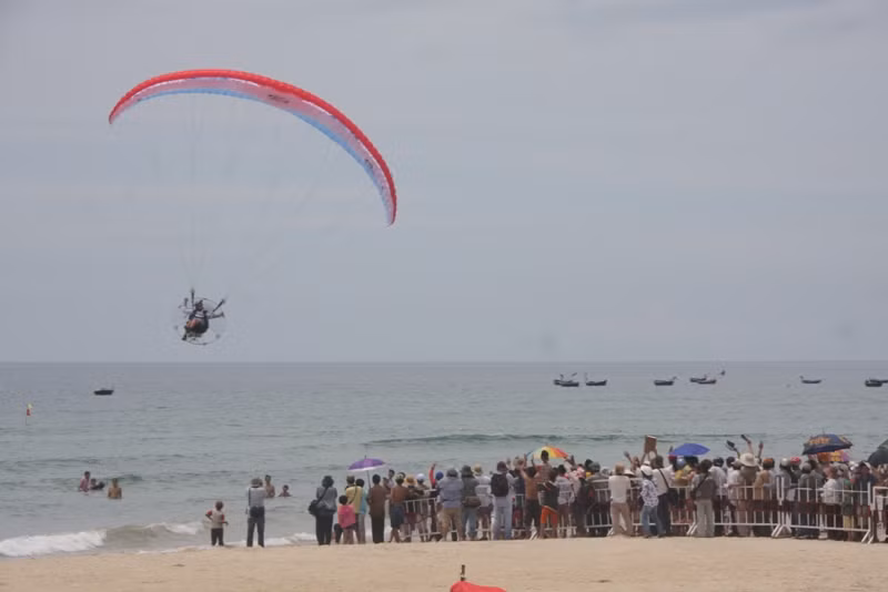 Cuộc thi dù bay quốc tế được tổ chức tại Công viên Biển Đông thu hút rất đông khách du lịch trong và ngoài nước. Ảnh Thùy Linh