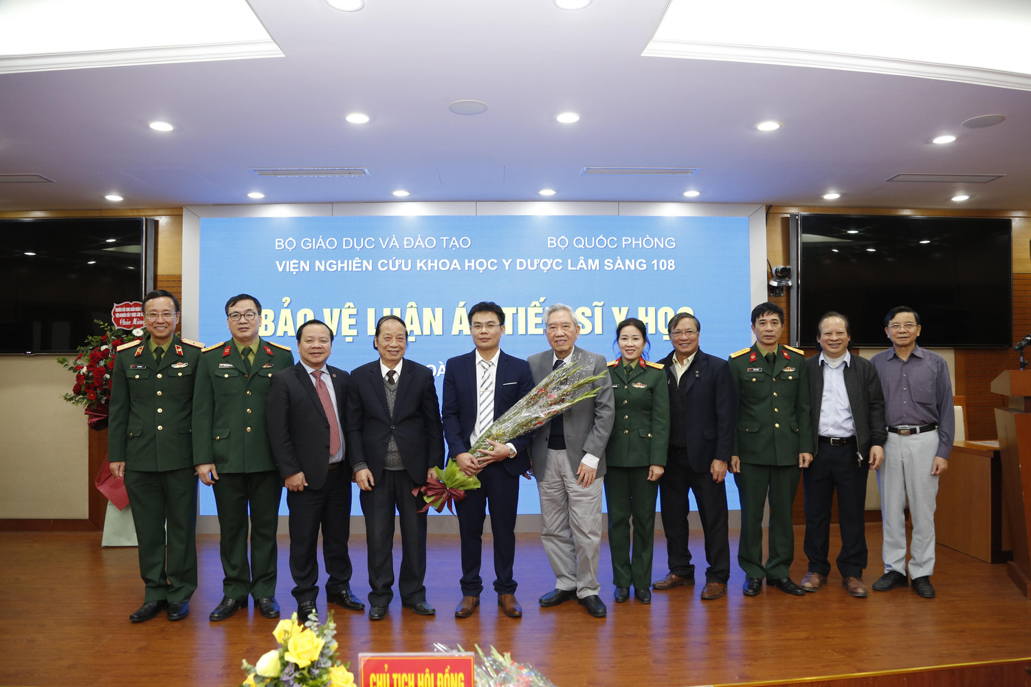 Tiến sĩ Hoàng Văn Lương chụp ảnh cũng các thầy cô, đồng nghiệp tại buổi bảo vệ. Ảnh: NVCC