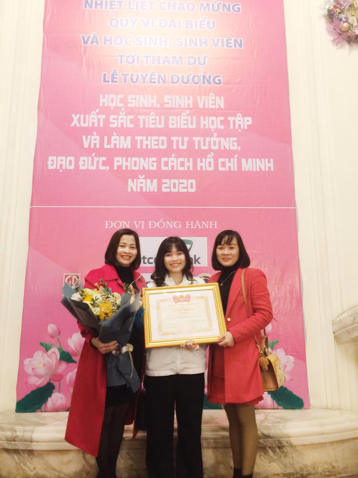 Em Trần Tuệ Tâm và người thân tại lễ "Tuyên dương Học sinh sinh viên xuất sắc tiêu biểu học tập và làm theo tư tưởng, đạo đức, phong cách Hồ Chí Minh”. Ảnh: NVCC