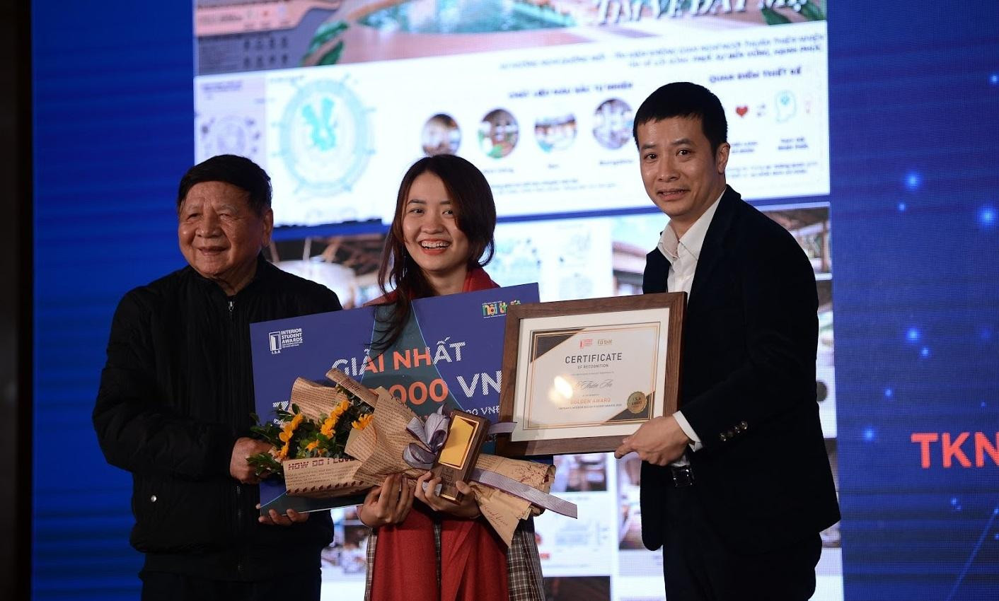 Phó Giáo sư, Tiến sĩ Trần Xuân Nhĩ - Phó Chủ tịch Hiệp hội Các trường đại học, cao đẳng Việt Nam và đại diện Ban Tổ chức trao giải nhất cho Lê Thiên An - sinh viên Trường Đại học Kiến trúc Thành phố Hồ Chí Minh đạt giải thưởng cao nhất với công trình “Thiết kế nội thất Resort Hòn Dăm – Phú Quốc”. ảnh: CKA.
