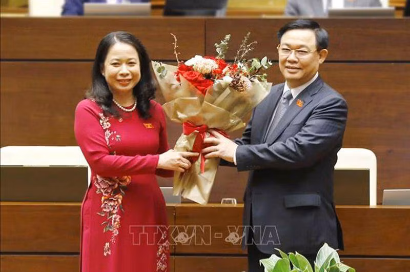 Chủ tịch Quốc hội Vương Đình Huệ tặng hoa chúc mừng tân Phó Chủ tịch nước Võ Thị Ánh Xuân. Ảnh: TTXVN. Chủ tịch Quốc hội Vương Đình Huệ tặng hoa chúc mừng tân Phó Chủ tịch nước Võ Thị Ánh Xuân. Ảnh: TTXVN.