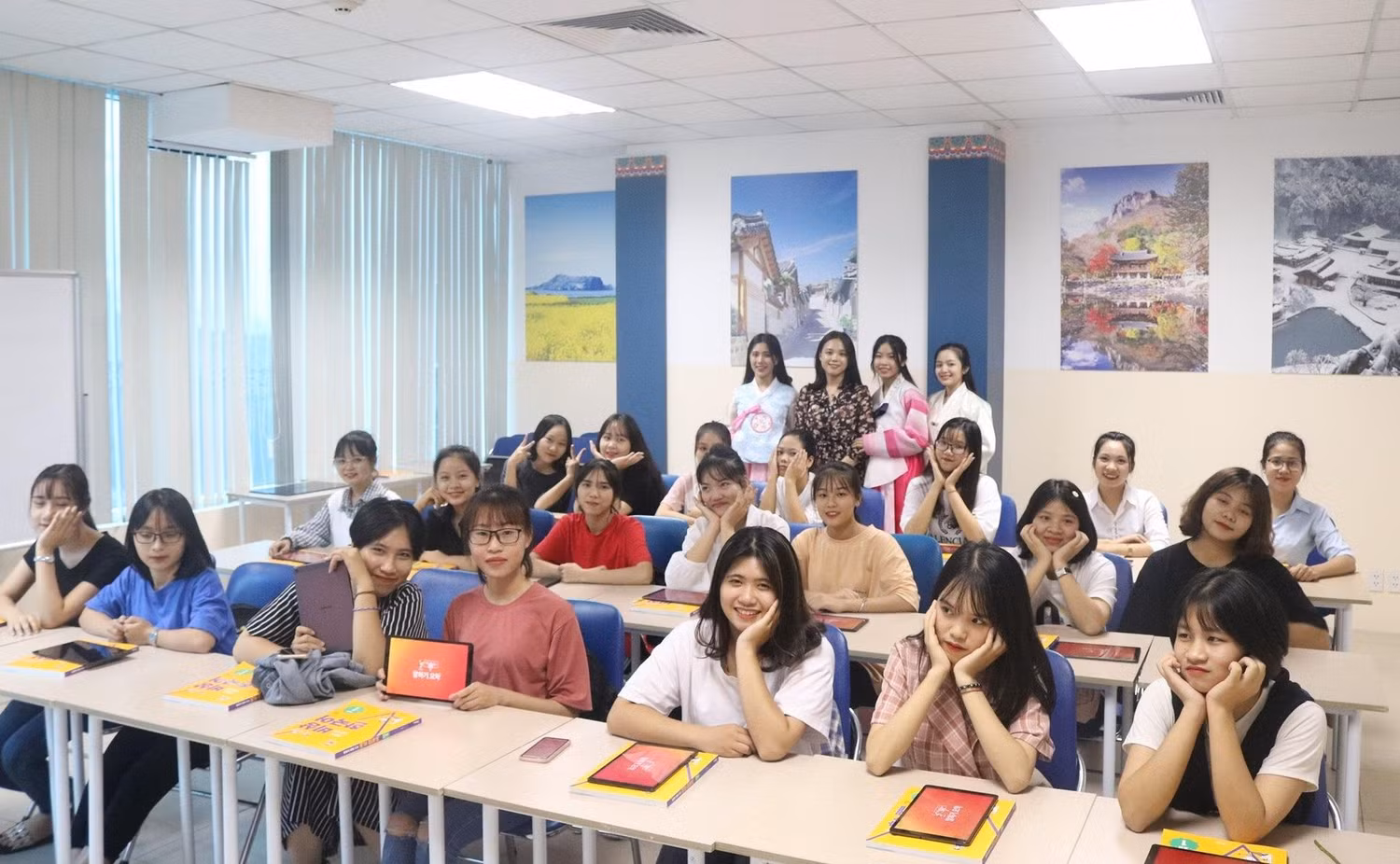 Lớp học thông minh tại NTU. Lớp học thông minh tại NTU.