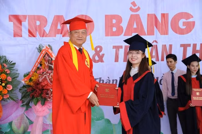 Thầy Trần Thanh Hải trao bằng tốt nghiệp cho sinh viên ngành Điều dưỡng. Ảnh: NVCC.