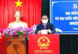 Thủ tướng Phạm Minh Chính là người bỏ lá phiếu đầu tiên vào hòm phiếu tại khu vực bỏ phiếu số 18. Ảnh: VGP/Nhật Bắc