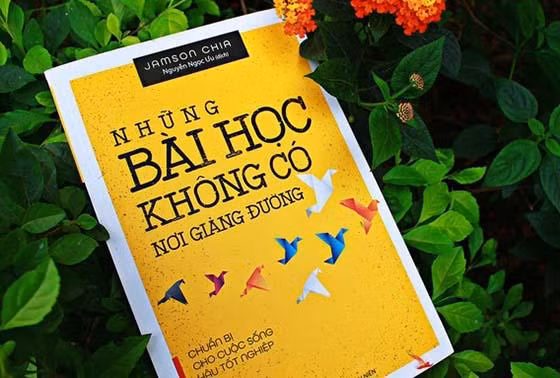 Cuốn "Những bài học không có nơi giảng đường" được Nhà xuất bản Thanh niên phát hành qua bản dịch của Nguyễn Ngọc Ưu.