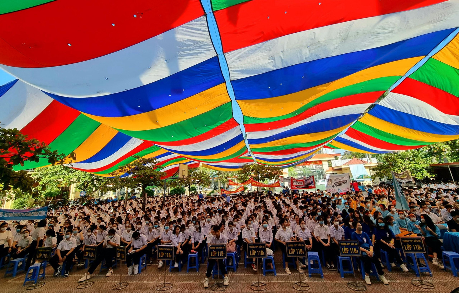 Chiều ngày 3/10, dù thời tiết nắng nóng, học sinh và giáo viên trường Trung học phổ thông Kiến An từ sớm đã có mặt để mong chờ phần chung kết của cuộc thi "Nhà leo núi tương lai" (Ảnh: Phương Linh)