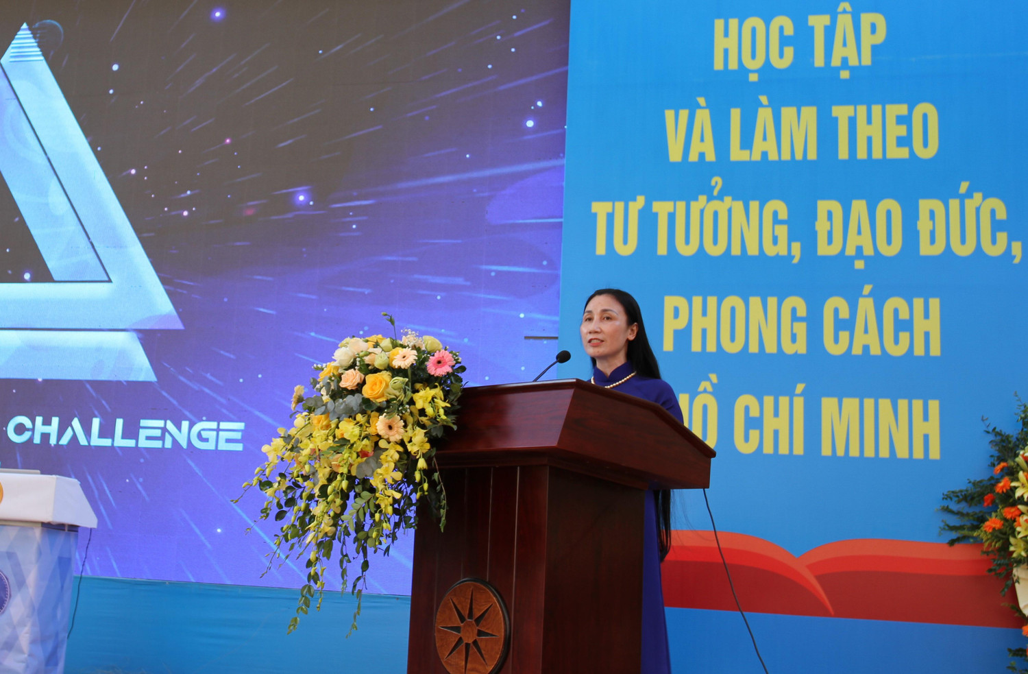 Cô giáo Nguyễn Thị Lệ - Hiệu trưởng trường Trung học phổ thông Kiến An phát biểu khai mạc cuộc thi (Ảnh: Phương Linh)