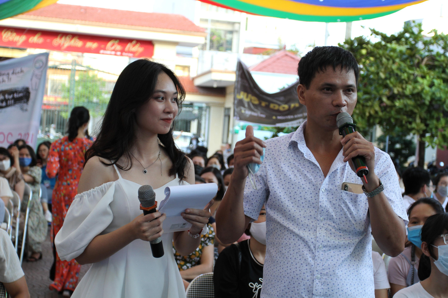 Phụ huynh của học sinh Đặng Trần Diễn truyền năng lượng giúp em tự tin hoàn thành tốt phần thi (Ảnh: Phương Linh)