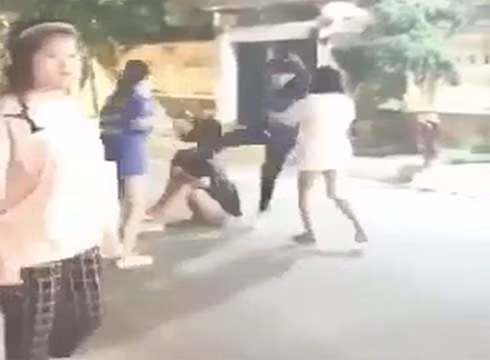 Một vụ các nữ sinh ở Thành phố Hồ Chí Minh ẩu đả với nhau bên ngoài trường học (ảnh cắt từ video clip)