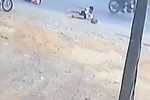 Lại có thêm hai học sinh khối 4 rơi khỏi xe đưa rước trên Quốc lộ 1A