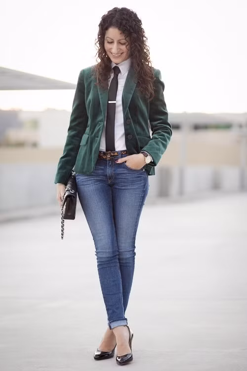 Dù là vest hay áo choàng nhung, chỉ cần kết hợp với một chiếc quần jeans là đủ.