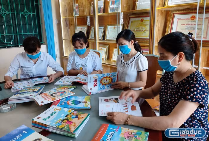 Dạy theo chương trình mới như thế nào, hay vẫn dạy theo sách giáo khoa như hiện nay nhiều giáo viên vẫn còn mơ hồ vì chưa được tập huấn (Ảnh minh họa: Lã Tiến)