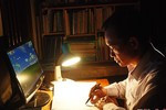 Hình ảnh người thầy đêm đêm thao thức cùng những trang giáo án (Ảnh minh họa: baonghean.vn).