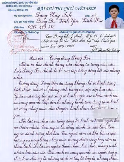 Bài dự thi của em Đặng Thủy Anh - học sinh lớp 4E Đống Đa, Vĩnh Phúc, giải Nhất cuộc thi Viết chữ đẹp cấp Quốc gia 2005 - 2006. Nhiều người còn nhận xét nét chữ của Thủy Anh còn đẹp hơn cả chữ của giáo viên (trong phần nhận xét). > KHOẢNH KHẮC NGỘ NGHĨNH CỦA BÉ NGÀY KHAI TRƯỜNG >> NỮ GIẢNG VIÊN TRẺ GÂY SỐT CƯ DÂN MẠNG Bài dự thi của em Đặng Thủy Anh - học sinh lớp 4E Đống Đa, Vĩnh Phúc, giải Nhất cuộc thi Viết chữ đẹp cấp Quốc gia 2005 - 2006. Nhiều người còn nhận xét nét chữ của Thủy Anh còn đẹp hơn cả chữ của giáo viên (trong phần nhận xét). > KHOẢNH KHẮC NGỘ NGHĨNH CỦA BÉ NGÀY KHAI TRƯỜNG >> NỮ GIẢNG VIÊN TRẺ GÂY SỐT CƯ DÂN MẠNG