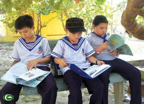 Trẻ em ở đảo Trường Sa Lớn mê đọc sách. >> ĐẦU NĂM MỚI, HỌC SINH ĐẦU TRẦN ĐÙA GIỠN VỚI TỬ THẦN >> CHÙM ẢNH: NỮ SINH ĐẸP RẠNG NGỜI NGÀY KHAI GIẢNG