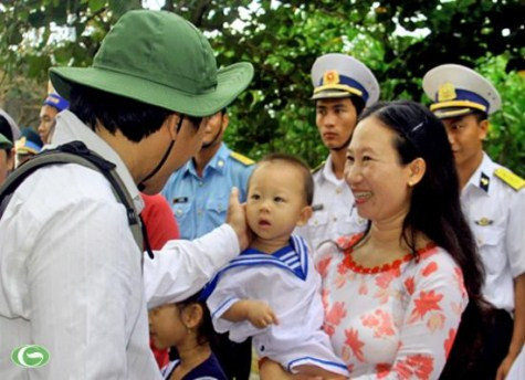 Bé Đặng Phương Nam, con anh Đặng Thanh Chương và chị Bùi Thị Nhung cũng sắp sinh nhật lần thứ nhất. Đây là hai trong số hàng chục trẻ em được sinh ra và lớn lên ở đảo Trường Sa. >> ĐẦU NĂM MỚI, HỌC SINH ĐẦU TRẦN ĐÙA GIỠN VỚI TỬ THẦN >> CHÙM ẢNH: NỮ SINH ĐẸP RẠNG NGỜI NGÀY KHAI GIẢNG