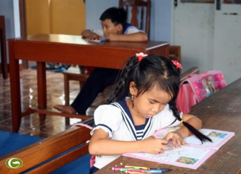 Lớp học tại Trường Sa rất đông đúc. Hàng chục cháu nhỏ được ghép chung một lớp với nhiều trình độ học khác nhau. Hàng ngày, trong trang phục lính Hải quân, những đứa trẻ tung tăng đến lớp để học văn hóa. >> ĐẦU NĂM MỚI, HỌC SINH ĐẦU TRẦN ĐÙA GIỠN VỚI TỬ THẦN >> CHÙM ẢNH: NỮ SINH ĐẸP RẠNG NGỜI NGÀY KHAI GIẢNG