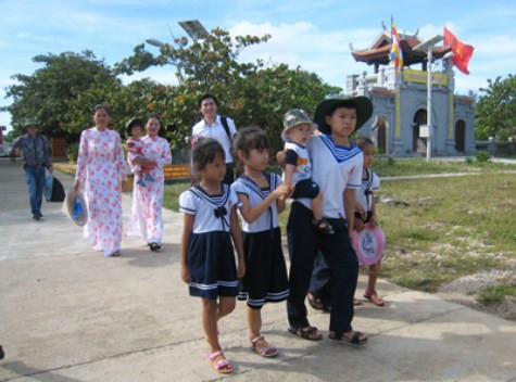 >> ĐẦU NĂM MỚI, HỌC SINH ĐẦU TRẦN ĐÙA GIỠN VỚI TỬ THẦN >> CHÙM ẢNH: NỮ SINH ĐẸP RẠNG NGỜI NGÀY KHAI GIẢNG