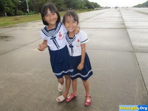 Trẻ em trên đảo Trường Sa Lớn. >> ĐẦU NĂM MỚI, HỌC SINH ĐẦU TRẦN ĐÙA GIỠN VỚI TỬ THẦN >> CHÙM ẢNH: NỮ SINH ĐẸP RẠNG NGỜI NGÀY KHAI GIẢNG