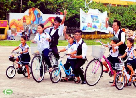 Nhóm MTV vui chơi với các em học sinh trên đảo. >> ĐẦU NĂM MỚI, HỌC SINH ĐẦU TRẦN ĐÙA GIỠN VỚI TỬ THẦN >> CHÙM ẢNH: NỮ SINH ĐẸP RẠNG NGỜI NGÀY KHAI GIẢNG