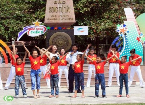 Thế hệ tương lai của đảo Trường Sa. >> ĐẦU NĂM MỚI, HỌC SINH ĐẦU TRẦN ĐÙA GIỠN VỚI TỬ THẦN >> CHÙM ẢNH: NỮ SINH ĐẸP RẠNG NGỜI NGÀY KHAI GIẢNG