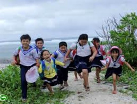 Trẻ em Trường Sa vui đùa. >> ĐẦU NĂM MỚI, HỌC SINH ĐẦU TRẦN ĐÙA GIỠN VỚI TỬ THẦN >> CHÙM ẢNH: NỮ SINH ĐẸP RẠNG NGỜI NGÀY KHAI GIẢNG