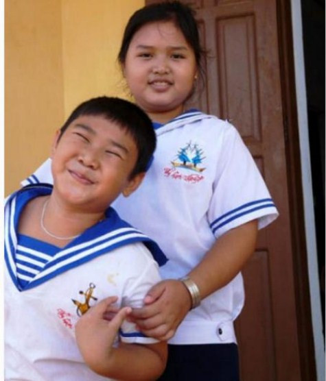 Hai chị em: Nguyễn Thị My Sen (lớp 3) và Nguyễn Chinh Si (lớp 1). >> ĐẦU NĂM MỚI, HỌC SINH ĐẦU TRẦN ĐÙA GIỠN VỚI TỬ THẦN >> CHÙM ẢNH: NỮ SINH ĐẸP RẠNG NGỜI NGÀY KHAI GIẢNG
