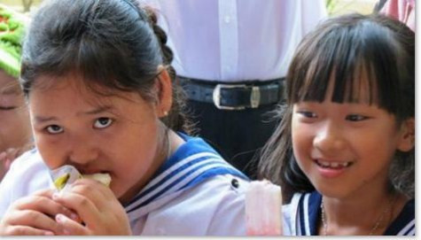 Ăn kem mà đoàn đại biểu TP HCM mang ra. >> ĐẦU NĂM MỚI, HỌC SINH ĐẦU TRẦN ĐÙA GIỠN VỚI TỬ THẦN >> CHÙM ẢNH: NỮ SINH ĐẸP RẠNG NGỜI NGÀY KHAI GIẢNG