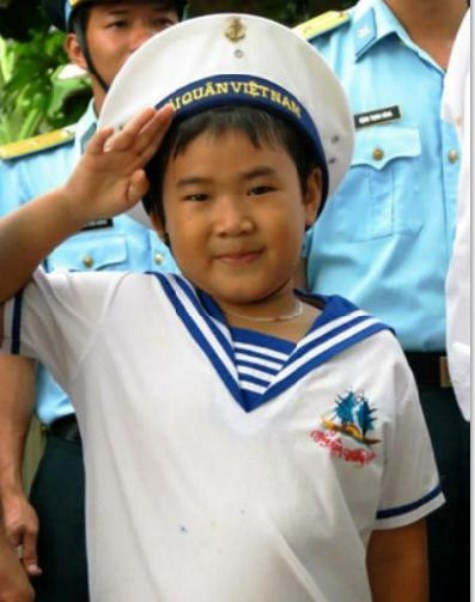 >> ĐẦU NĂM MỚI, HỌC SINH ĐẦU TRẦN ĐÙA GIỠN VỚI TỬ THẦN >> CHÙM ẢNH: NỮ SINH ĐẸP RẠNG NGỜI NGÀY KHAI GIẢNG