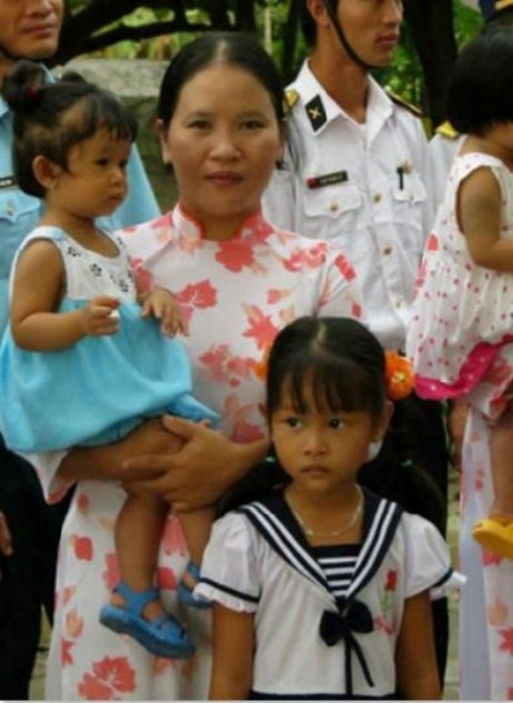 >> ĐẦU NĂM MỚI, HỌC SINH ĐẦU TRẦN ĐÙA GIỠN VỚI TỬ THẦN >> CHÙM ẢNH: NỮ SINH ĐẸP RẠNG NGỜI NGÀY KHAI GIẢNG