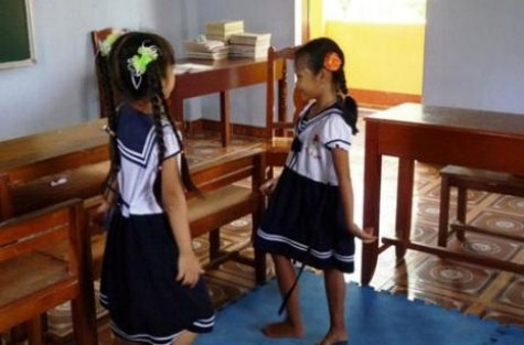>> ĐẦU NĂM MỚI, HỌC SINH ĐẦU TRẦN ĐÙA GIỠN VỚI TỬ THẦN >> CHÙM ẢNH: NỮ SINH ĐẸP RẠNG NGỜI NGÀY KHAI GIẢNG
