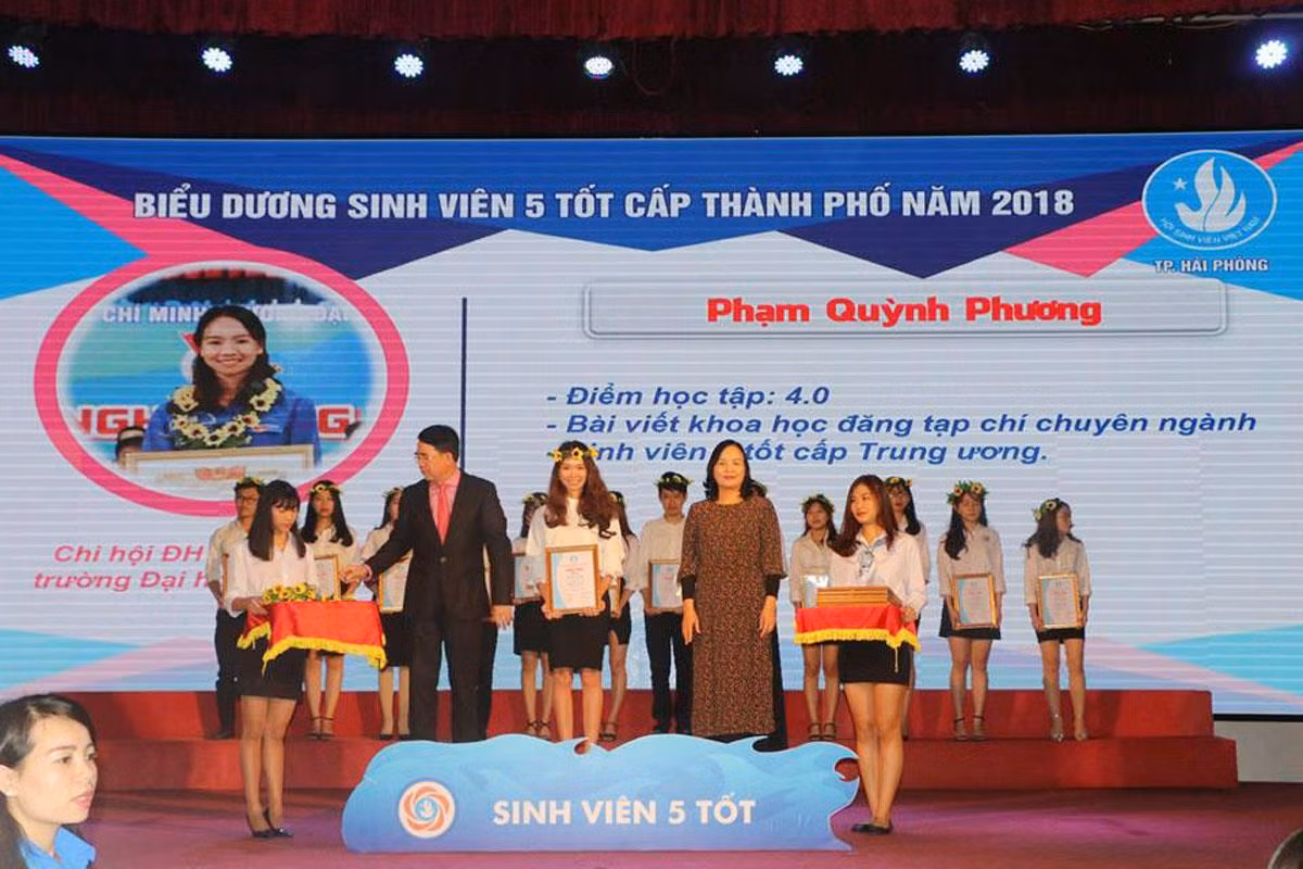 Phạm Quỳnh Phương được biểu dương sinh viên 5 tốt cấp thành phố năm 2018 (Ảnh: Lã Tiến)