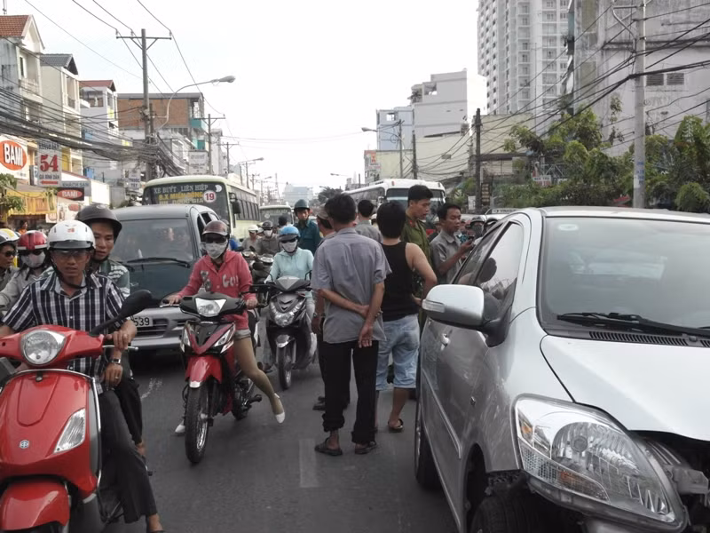 Vụ tai nạn gây ùn tắc giao thông hàng giờ liền.