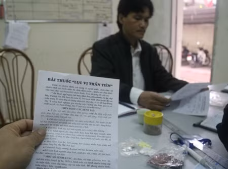 Trên tờ rơi gói kèm trong túi thuốc quảng cáo chữa rất nhiều loại bệnh. (ảnh: Đạt Lê).
