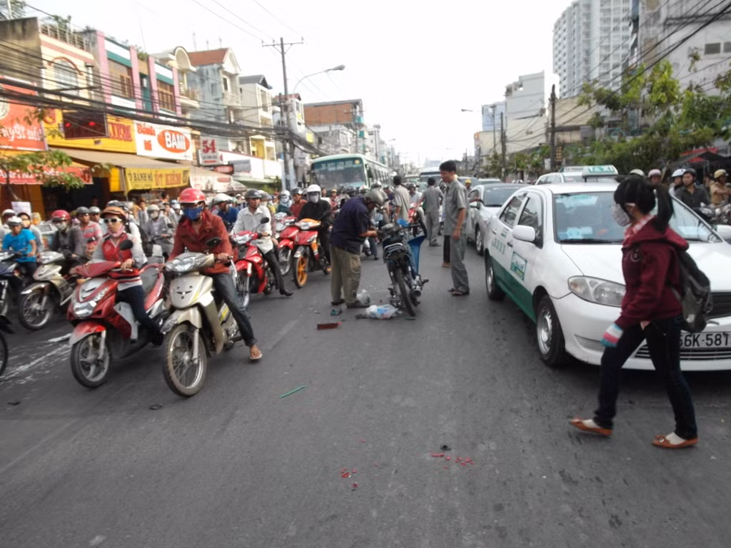 Chiếc xe máy trơ ra như sắt vụn sau khi bị chiếc xe hơi húc.