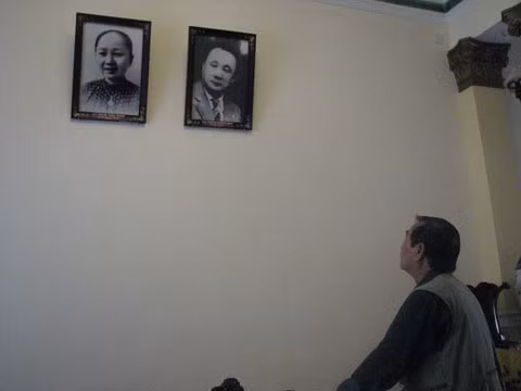 Ba Đức bên di ảnh của vợ chồng Công tử Bạc Liêu Ba Đức bên di ảnh của vợ chồng Công tử Bạc Liêu