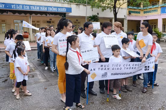 Á hậu rất vui vì được tham gia các hoạt động cùng các em nhỏ, vì cô vốn thích trẻ em, và lại đang là một bà mẹ trẻ.