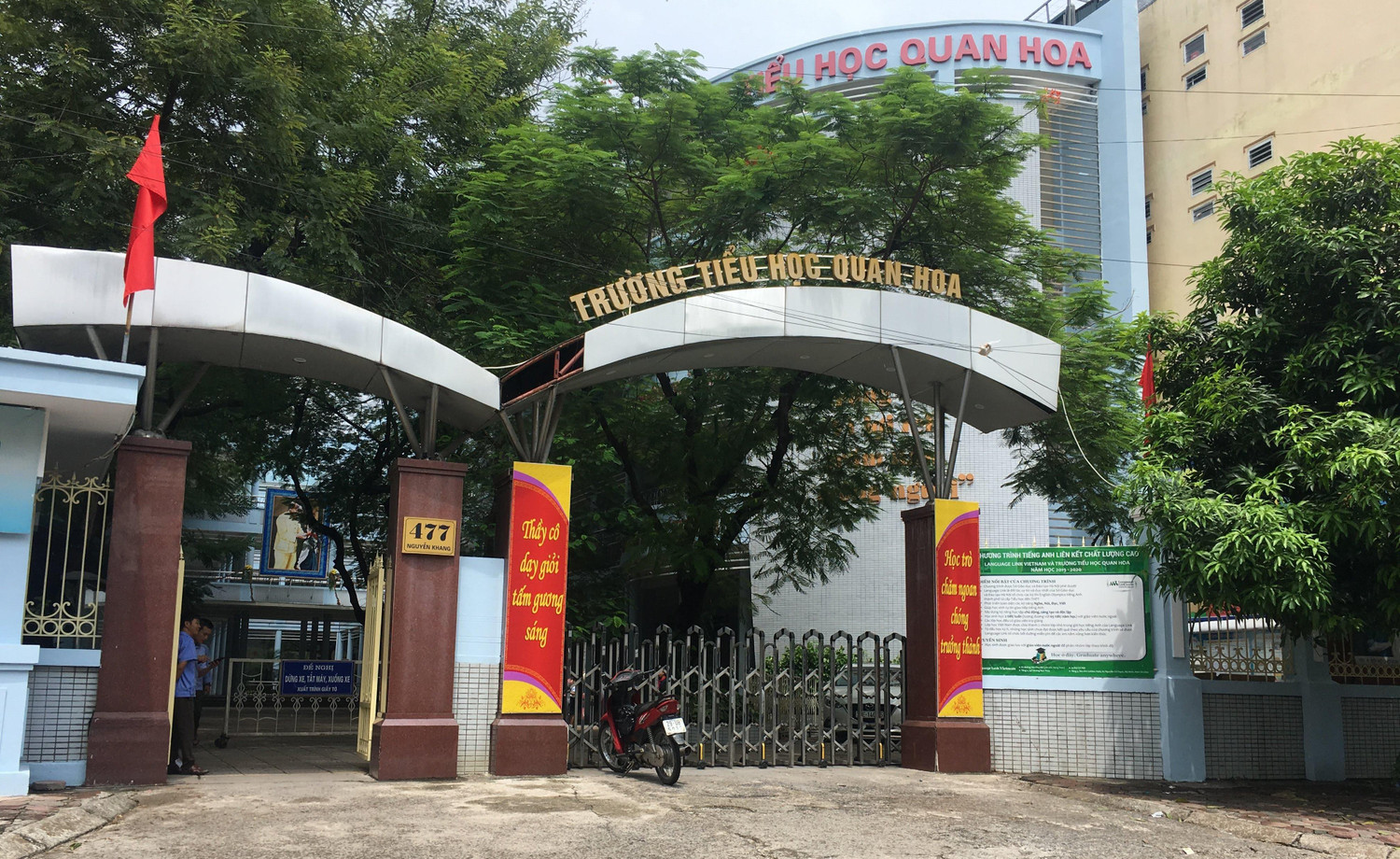 Một số phụ huynh Tiểu học Quan Hoa (Cầu Giấy, Hà Nội) bức xúc trước việc không đăng ký Sổ liên lạc điện tử bị gây khó. Ảnh: Vũ Phương.