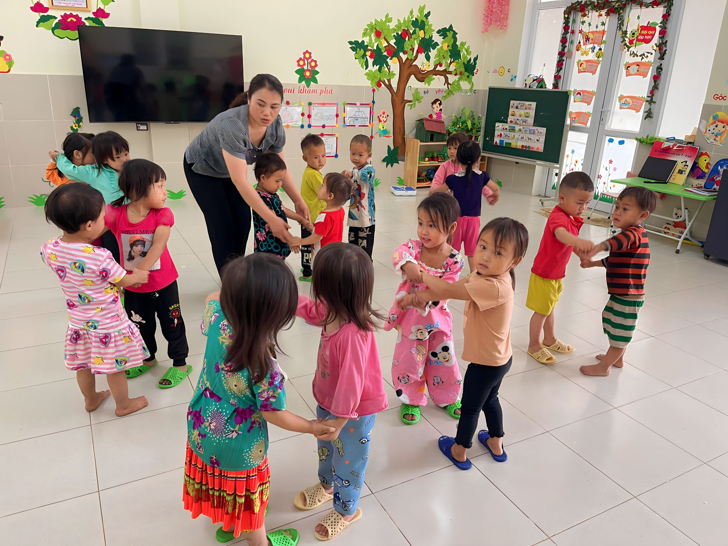 Cô và trò Trường mầm non Xín Cái. (Ảnh: NVCC).