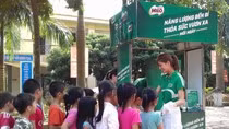 Học sinh Trường Tiểu học Hoàng Đan, Vĩnh Phúc xếp hàng chờ uống sữa Milo miễn phí ngày 13/6/2017. Ảnh minh họa: thhoangdan.vinhphuc.edu.vn.