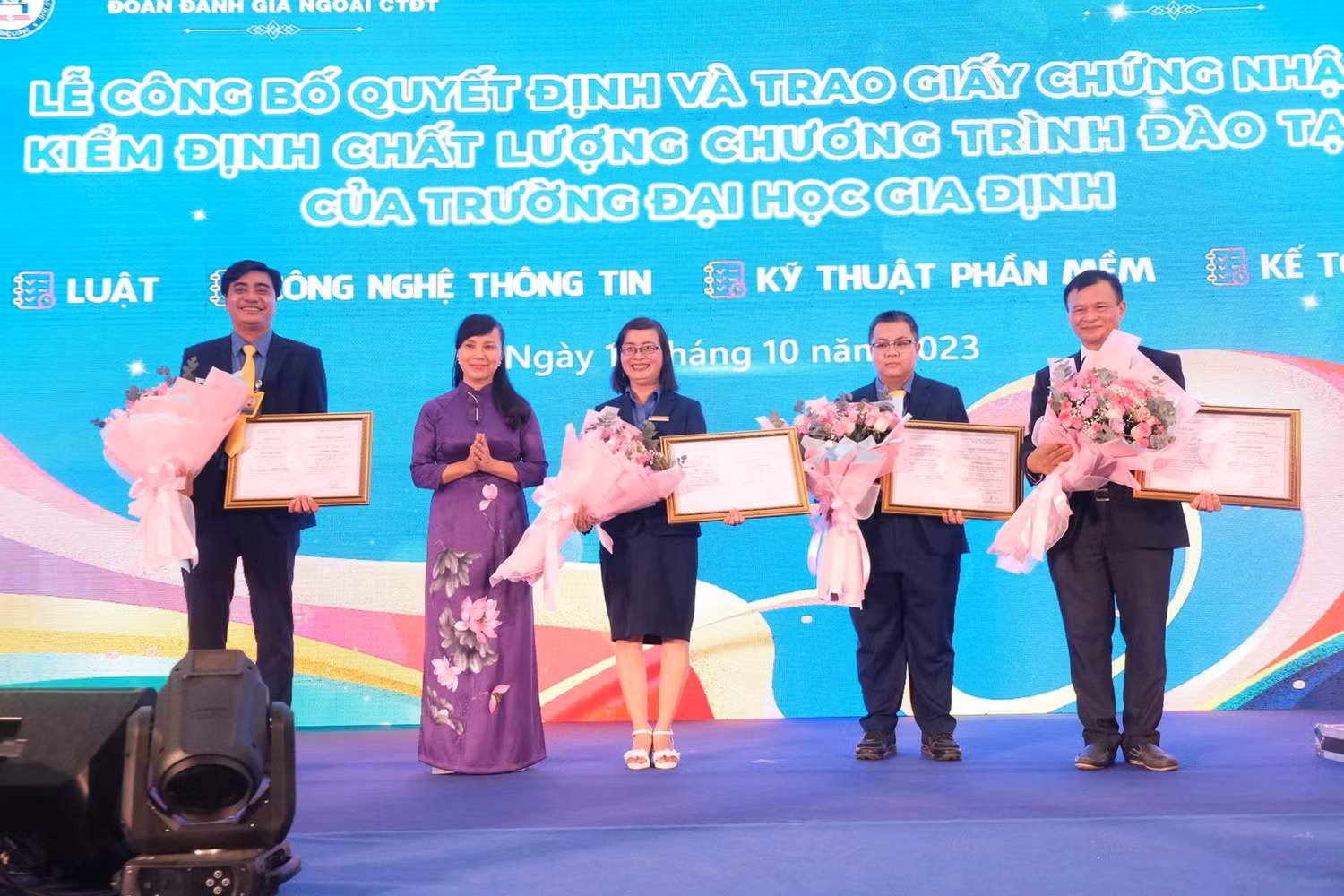 Tiến sĩ Nguyễn Thị Kim Phụng trao Giấy chứng nhận đạt kiểm định chất lượng cho 4 ngành của Trường Đại học Gia Định (ảnh: GDU) Tiến sĩ Nguyễn Thị Kim Phụng trao Giấy chứng nhận đạt kiểm định chất lượng cho 4 ngành của Trường Đại học Gia Định (ảnh: GDU)