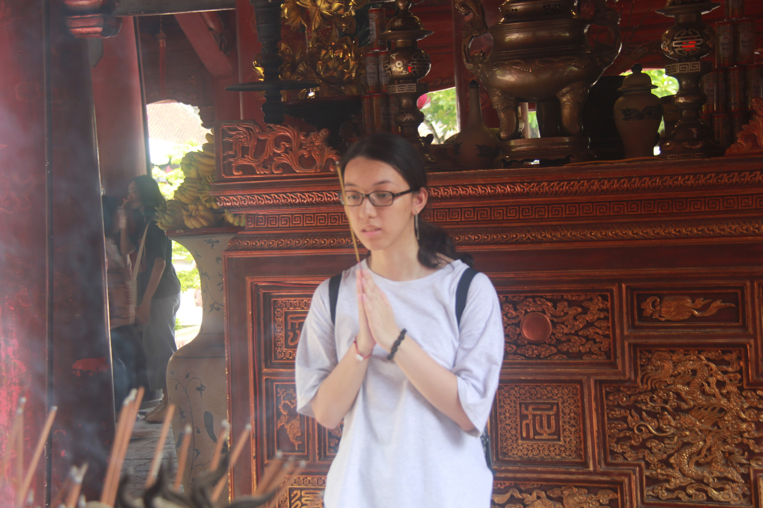 Dự định thi vào trường Trung học phổ thông Nguyễn Trãi – Ba Đình, em Nguyễn Hà cho biết, em cố gắng giữ tâm trạng bình tĩnh nhất để ôn luyện cho thật tốt. Tuy nhiên, do ảnh hưởng của dịch Covid-19, thời gian nghỉ học dài ngày và thấy mình có nhiều sao nhãng trong học tập. Vì thế, Hà đến Văn Miếu để tinh thần được thoải mái hơn. Bạn cũng cho rằng, kết quả kỳ thi có tốt hay không phải phụ thuộc vào khả năng bản thân. Dự định thi vào trường Trung học phổ thông Nguyễn Trãi – Ba Đình, em Nguyễn Hà cho biết, em cố gắng giữ tâm trạng bình tĩnh nhất để ôn luyện cho thật tốt. Tuy nhiên, do ảnh hưởng của dịch Covid-19, thời gian nghỉ học dài ngày và thấy mình có nhiều sao nhãng trong học tập. Vì thế, Hà đến Văn Miếu để tinh thần được thoải mái hơn. Bạn cũng cho rằng, kết quả kỳ thi có tốt hay không phải phụ thuộc vào khả năng bản thân.