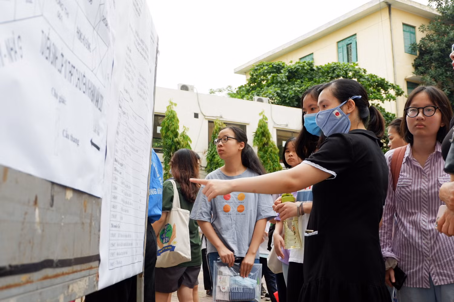 Các thí sinh xem sơ đồ, danh sách phòng thi. . Ảnh: Thu Trà
