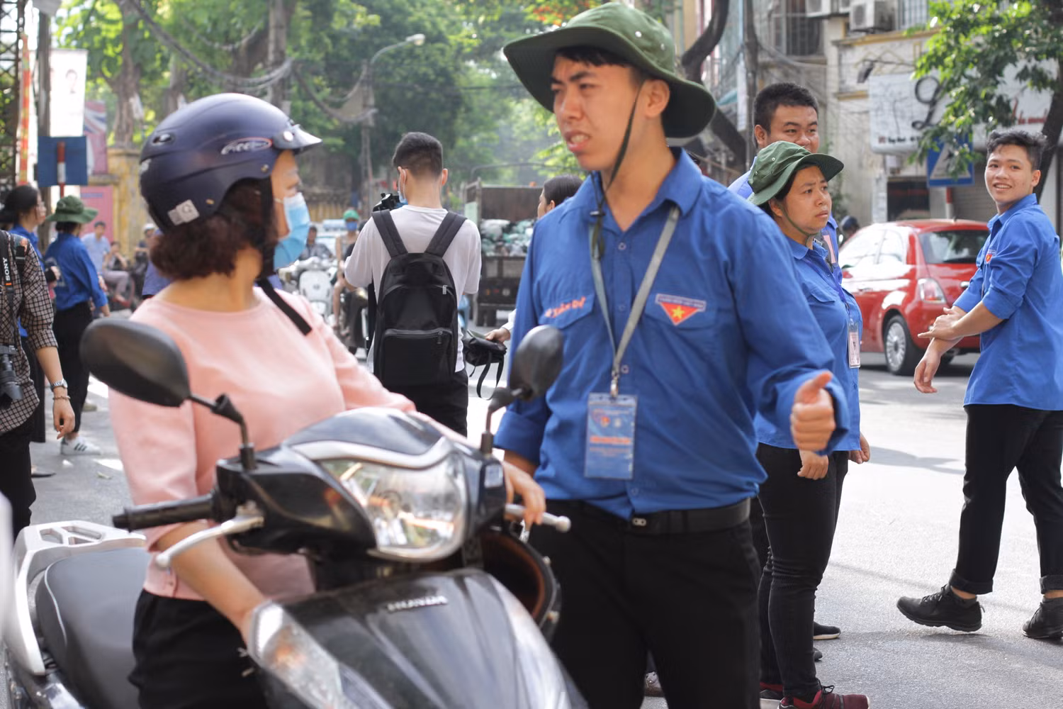Thanh niên tình nguyện hướng dẫn giao thông tại các điểm thi. Thanh niên tình nguyện hướng dẫn giao thông tại các điểm thi.