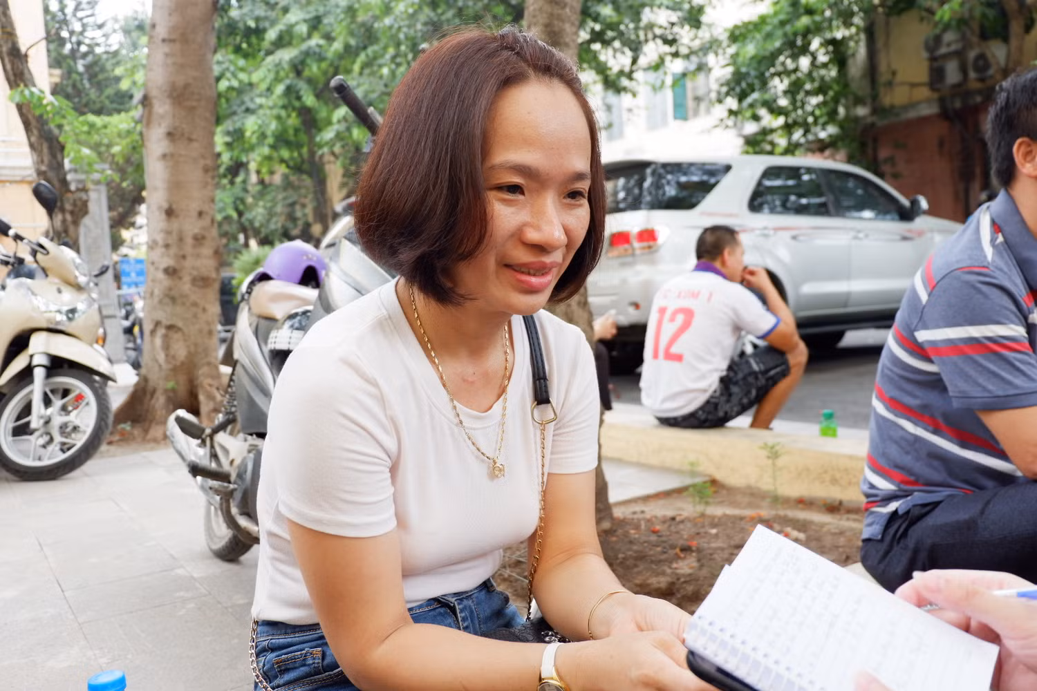 Cô Ngô Thị Minh Nguyệt cho biết: “Cô đưa em từ Bắc Ninh lên đây từ hôm qua, em nhà cô cũng thi chuyên Văn. Việc chọn trường thi, gia đình tôn trọng quyền lựa chọn của con. Nhiệm vụ của cô là đưa con đi thi thôi. Cô thấy tỉ lệ chọi khối văn khá cao nên cũng không áp lực em. Ngoài trường chuyên Khoa học Xã hội và Nhân văn , em còn định thi chuyên Bắc Ninh để có thêm nhiều cơ hội”. Ảnh: Thu Trà