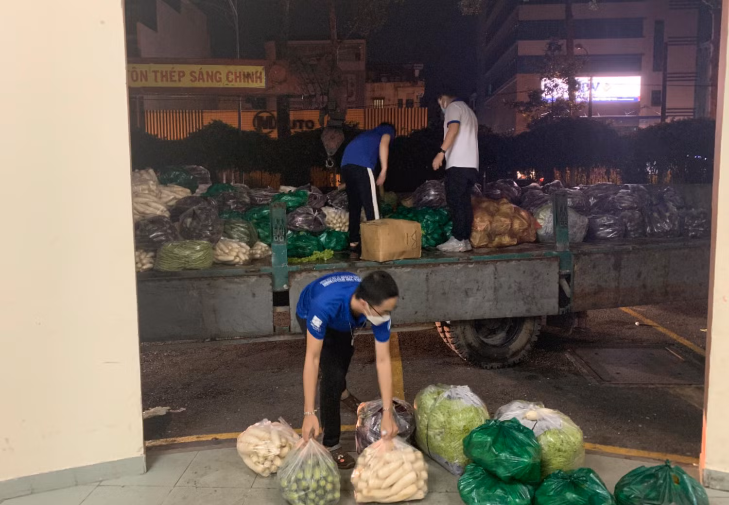 Tình nguyện viên Trường Đại học Sư phạm Thành phố Hồ Chí Minh tham gia công tác tình nguyện trong giai đoạn dịch Covid-19. (Ảnh: NVCC) Tình nguyện viên Trường Đại học Sư phạm Thành phố Hồ Chí Minh tham gia công tác tình nguyện trong giai đoạn dịch Covid-19. (Ảnh: NVCC)